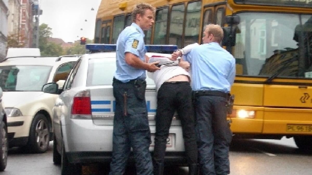 politistii danezi i au umilit pe romanii dintr un autocar le au pus catuse i au fotografiat si