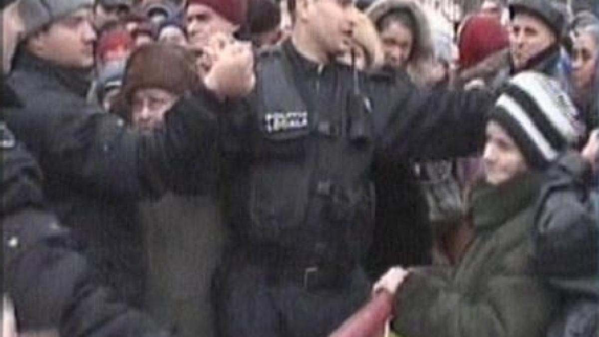 zeci de galateni s au calcat in picioare pentru o farfurie de sarmale gratis