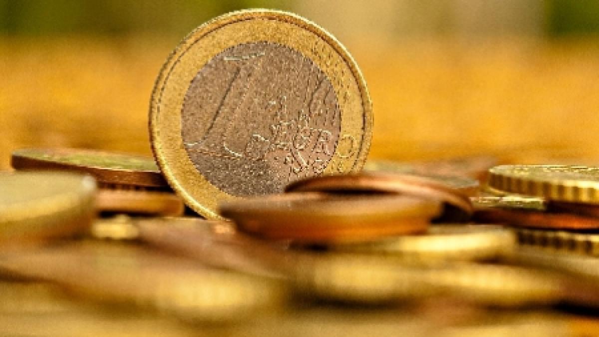 euro a ajuns la minimul ultimelor unsprezece luni in raport cu dolarul