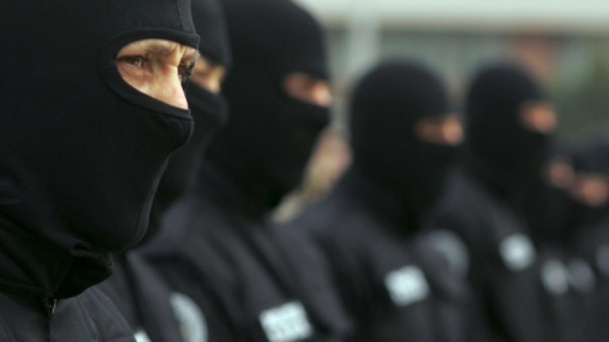 fiul lui sile camataru si alti locotenenti ai clanului interlop retinuti de politisti