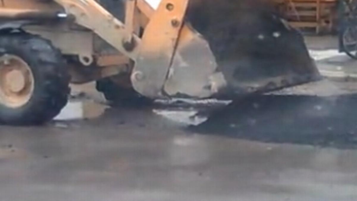 in giurgiu gropile pline ochi cu apa sunt astupate pe ploaie