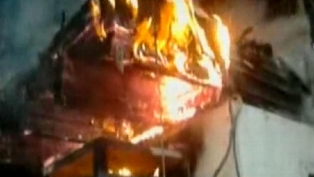 incendiu mistuitor la asezamantul din valea plopului peste 200 de nevoiasi au ramas fara hrana dupa