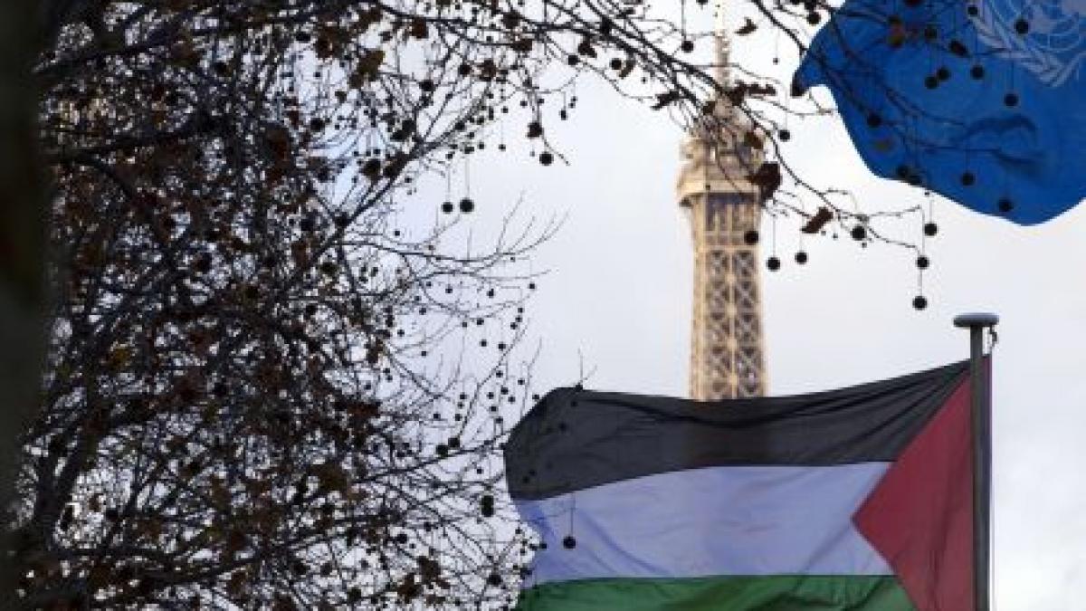 moment istoric steagul palestinian ridicat deasupra sediului unesco din paris