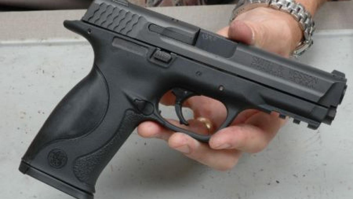 un agent de paza s a impuscat in cap in toaleta firmei la care lucra