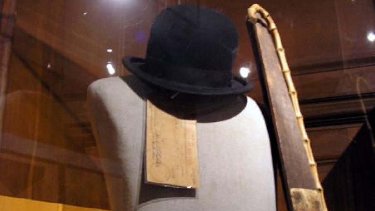 palaria neagra a lui charlie chaplin vanduta pentru aproximativ 20 000 dolari