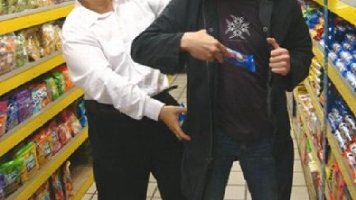 salt spre romania cu ajutorul puricilor vezi ce a furat un roman ca sa se intoarca in tara