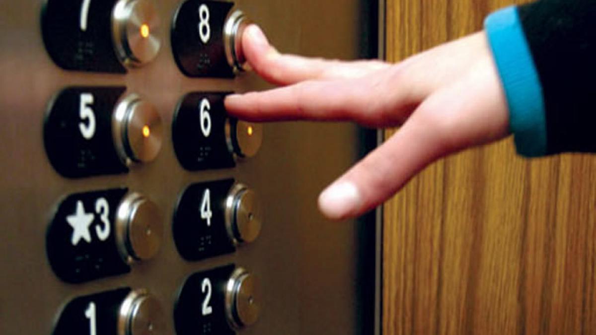 ascensorul ucigas o femeie a sfarsit strivita de un lift intr o cladire de birouri din new york