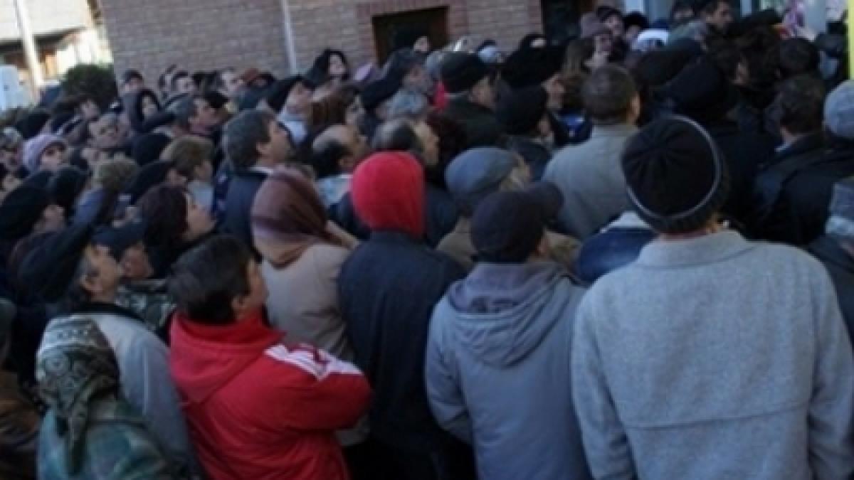 constanta sute de persoane au stat cateva ore la coada pentru o punga cu alimente de craciun