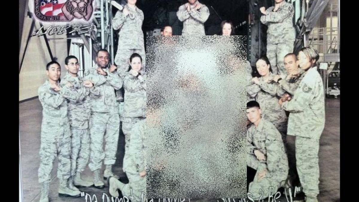 detaliul macabru din aceasta poza a starnit revolta armatei americane cum se distreaza soldatii