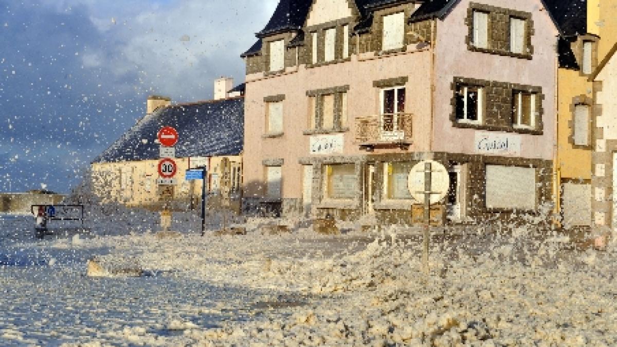 o furtuna puternica a lasat 400 000 de locuinte fara electricitate in vestul frantei