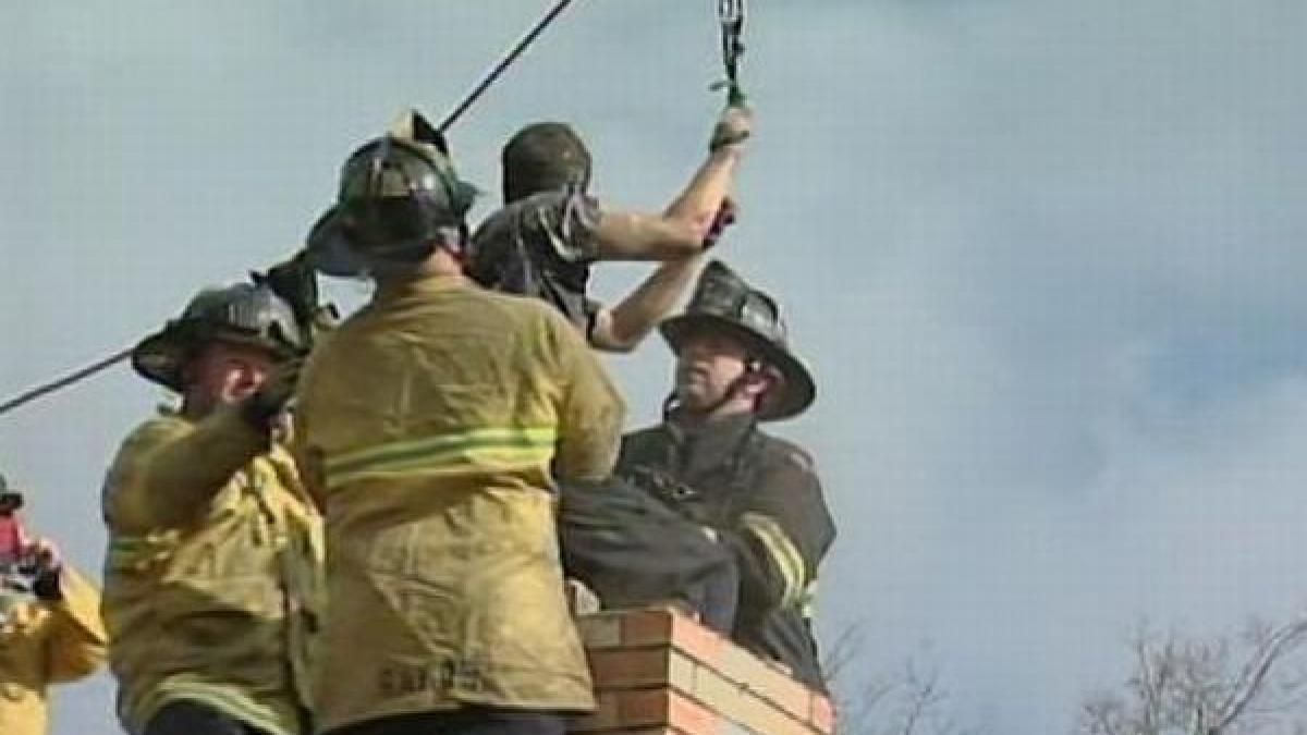 s a crezut mos craciun cum a reusit un american sa ramana blocat pe hornul casei