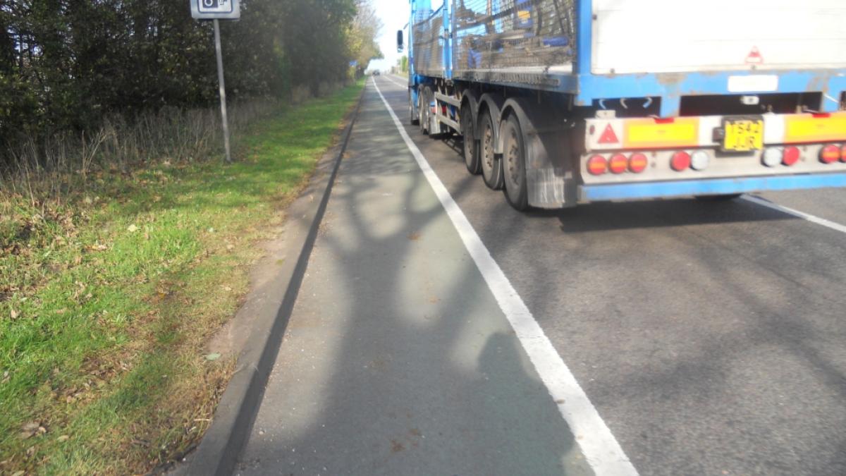 doi copii au fost loviti de o masina pe marginea drumului