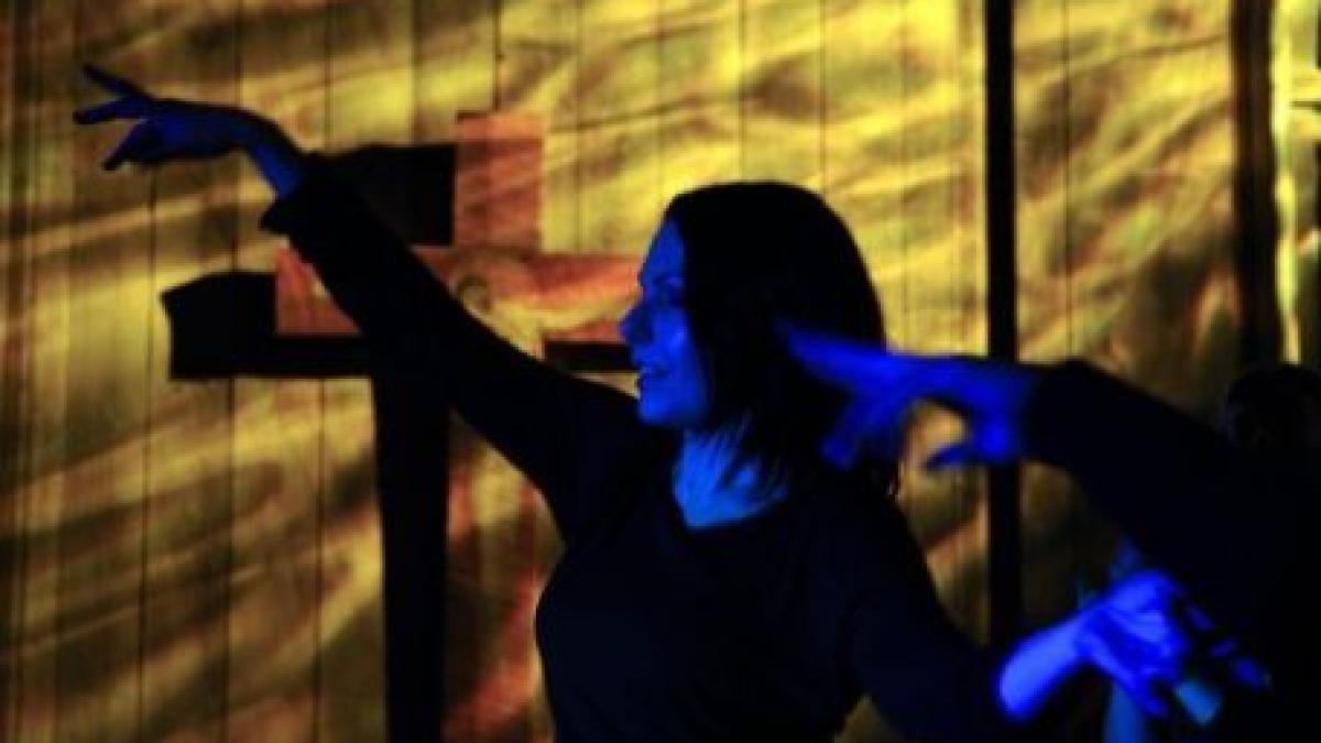 un preot din suedia a pus muzica techno in biserica lacasul de cult s a umplut de tineri credinciosi