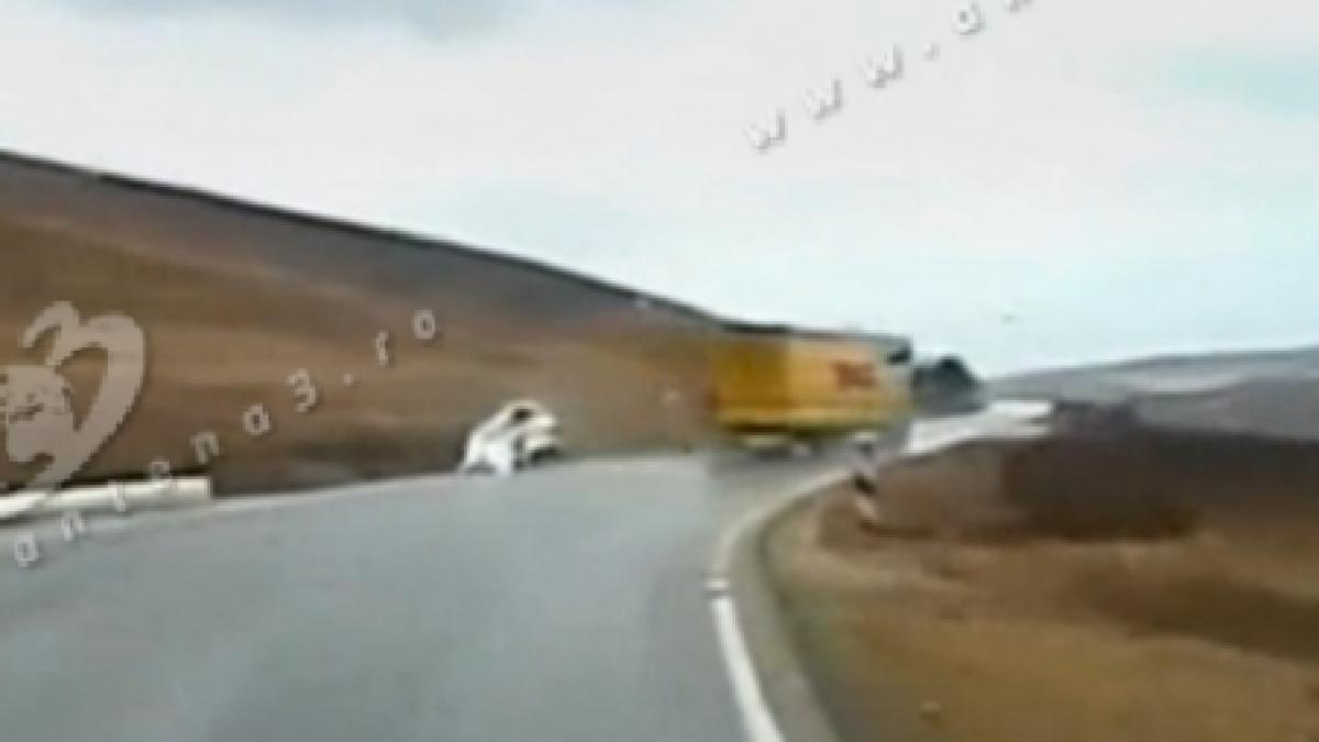 accident spectaculos in alba un tir derapeaza si loveste cu remorca o masina de pe contrasens