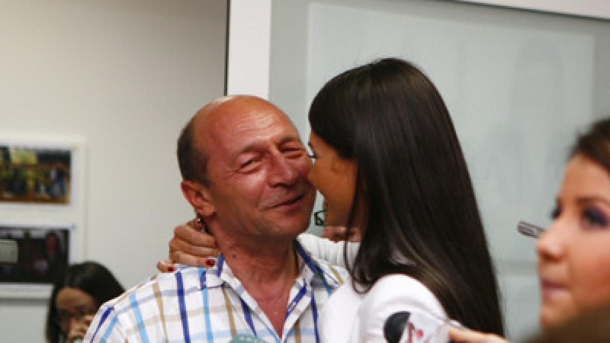 eba o sa creasca mare basescu ii uda picioarele fiicei pentru ca ea sa avanseze in politica