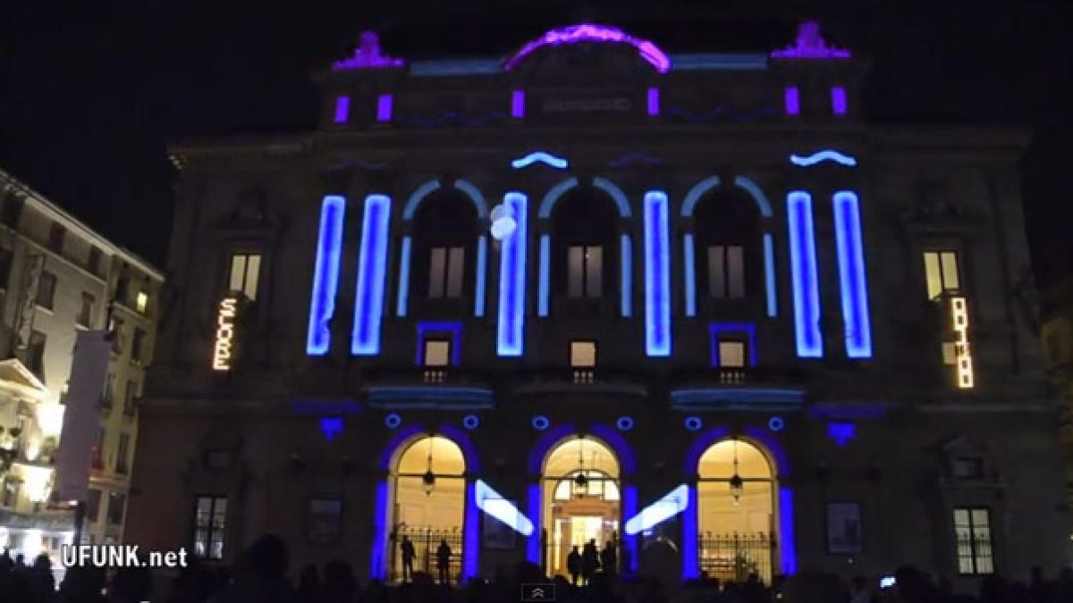 flipper disponibil pe fatada unei cladiri din lyon