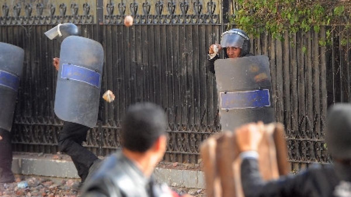 imagini socante soldatii egipteni au luat cu asalt piata tahrir si au deschis focul asupra