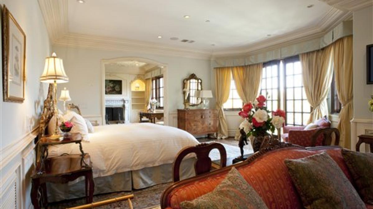 obiectele din casa lui michael jackson vandute prin licitatie pentru aproximativ un milion de dolari