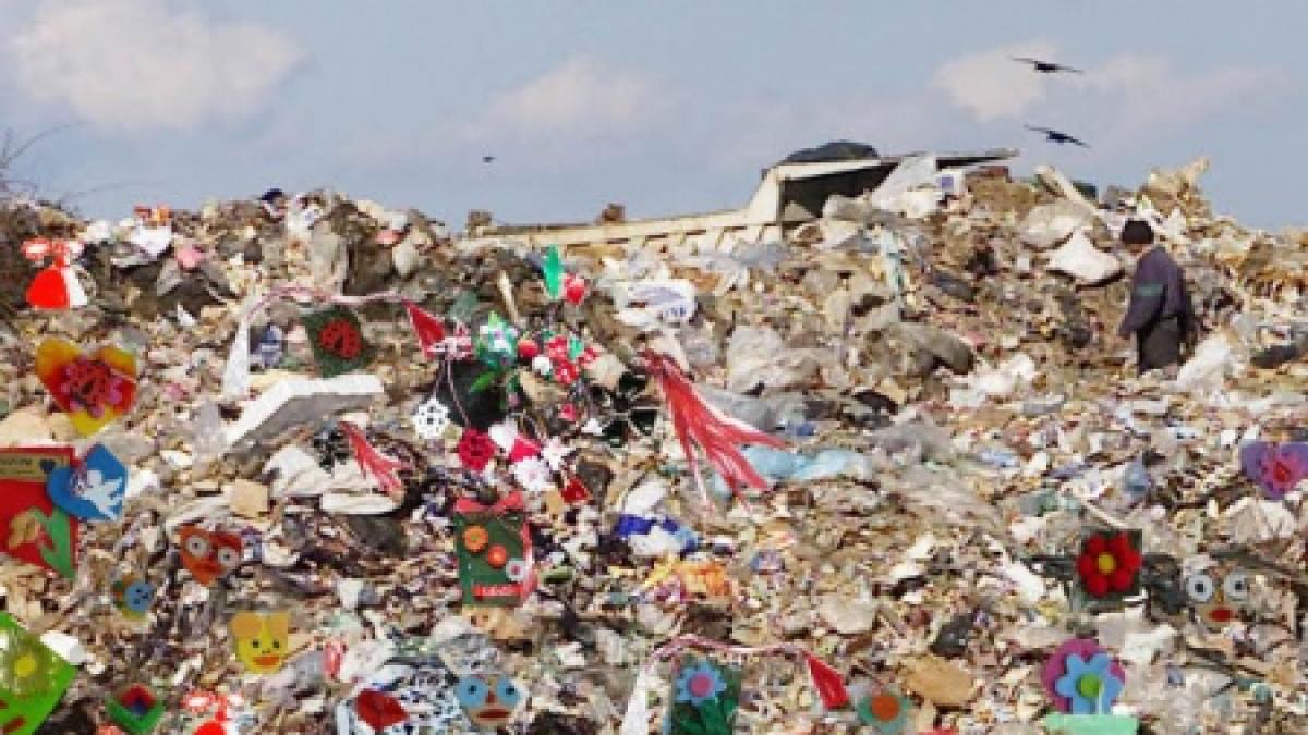 romii au protestat la cluj au fost mutati in urma cu un an la groapa de gunoi