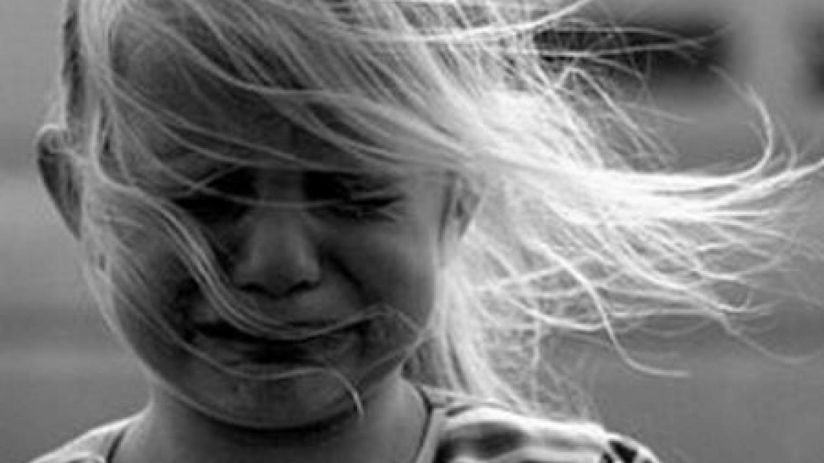 trei copii din bacau martori la uciderea propriei mame micutii au fost gasiti pazind cadavrul femeii