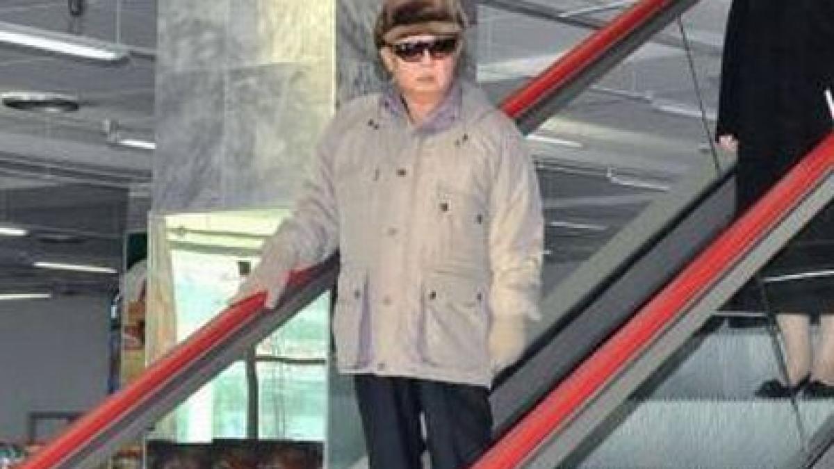 imagini de la ultima aparitie publica a lui kim jong il dictatorul fotografiat in primul
