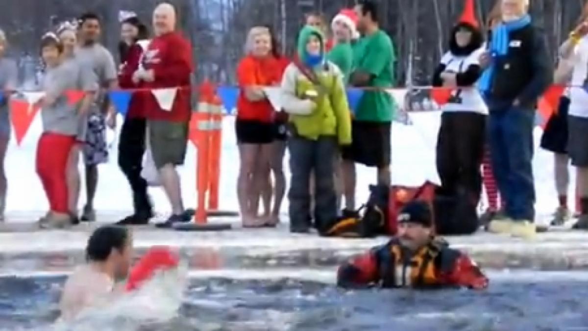 in alaska s a dat unda verde la distractie in scopuri caritabile zeci de curajosi au facut baie la