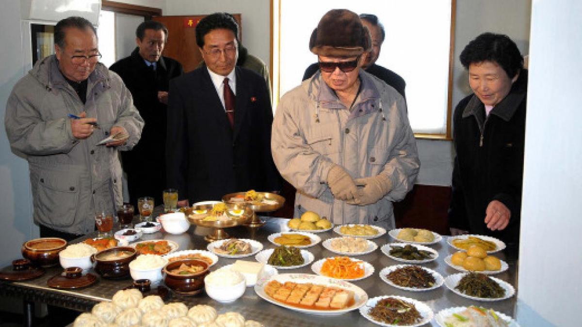 isi tinea poporul in mizerie dar isi hranea cainii cu mancaruri scumpe vezi anomaliile din viata