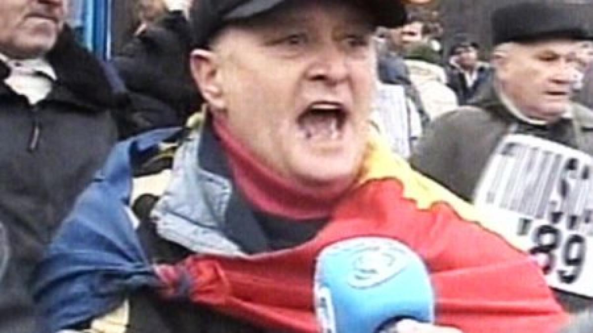 protest violent in piata victoriei din capitala revolutionarii cer demisia lui basescu si a