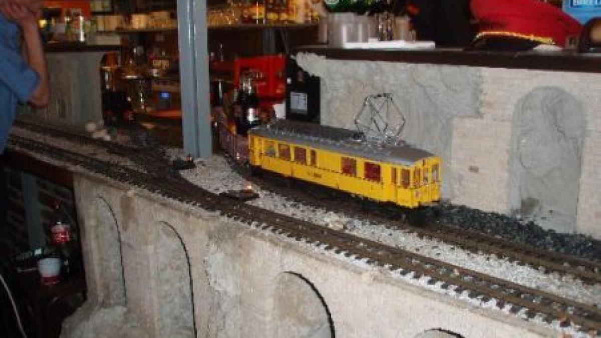 trenuletul livreaza comanda in restaurantul depoul din praga