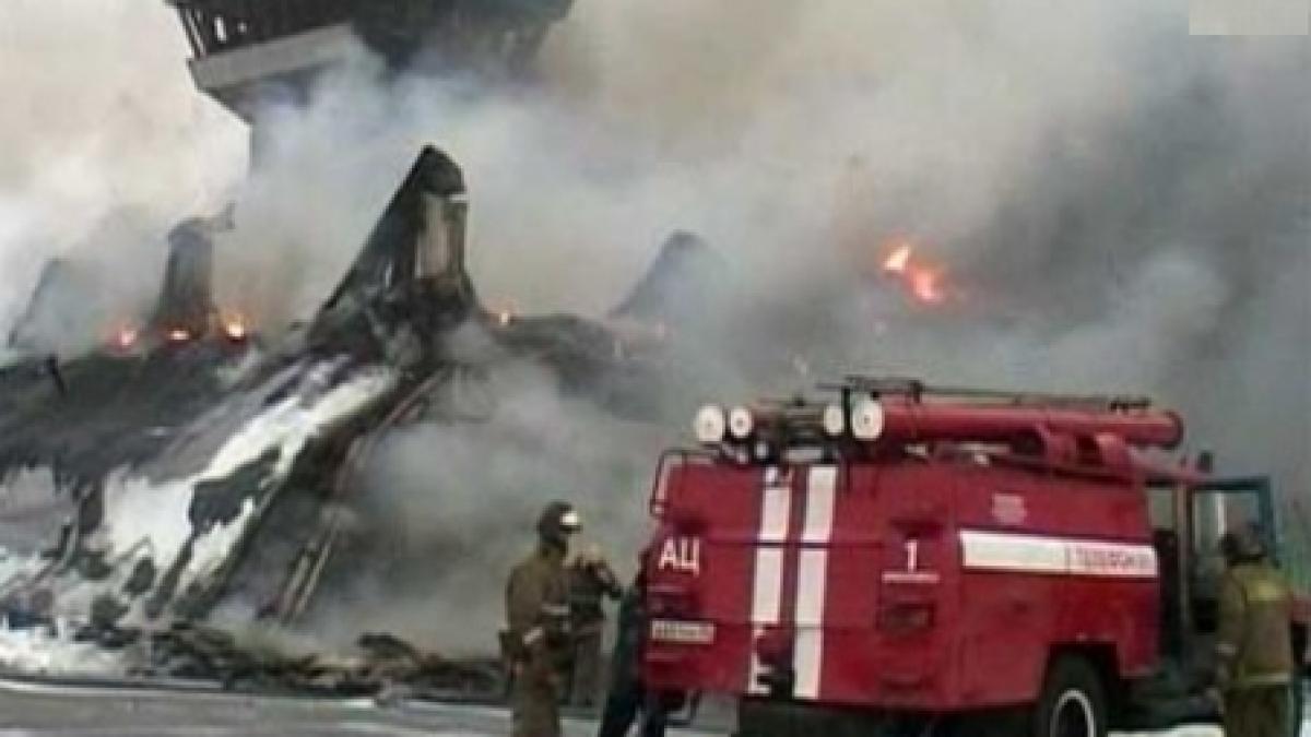 turnul de control al unui aeroport din rusia s a facut scrum pompierii au reusit sa salveze un