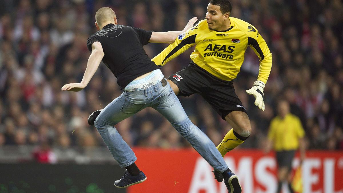 la amsterdam ca la ploiesti portarul lui alkmaar a luat la bataie un fan intrat pe teren