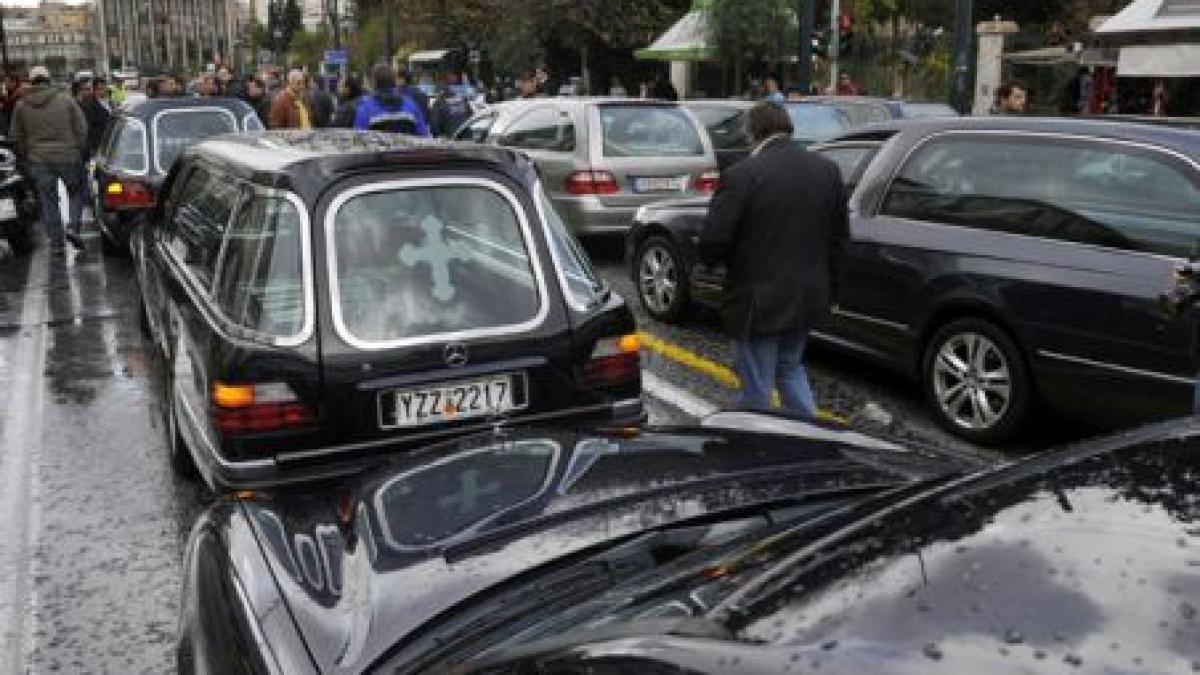 marsuri funebre organizate de zeci de proprietari de dricuri din grecia in semn de protest fata de