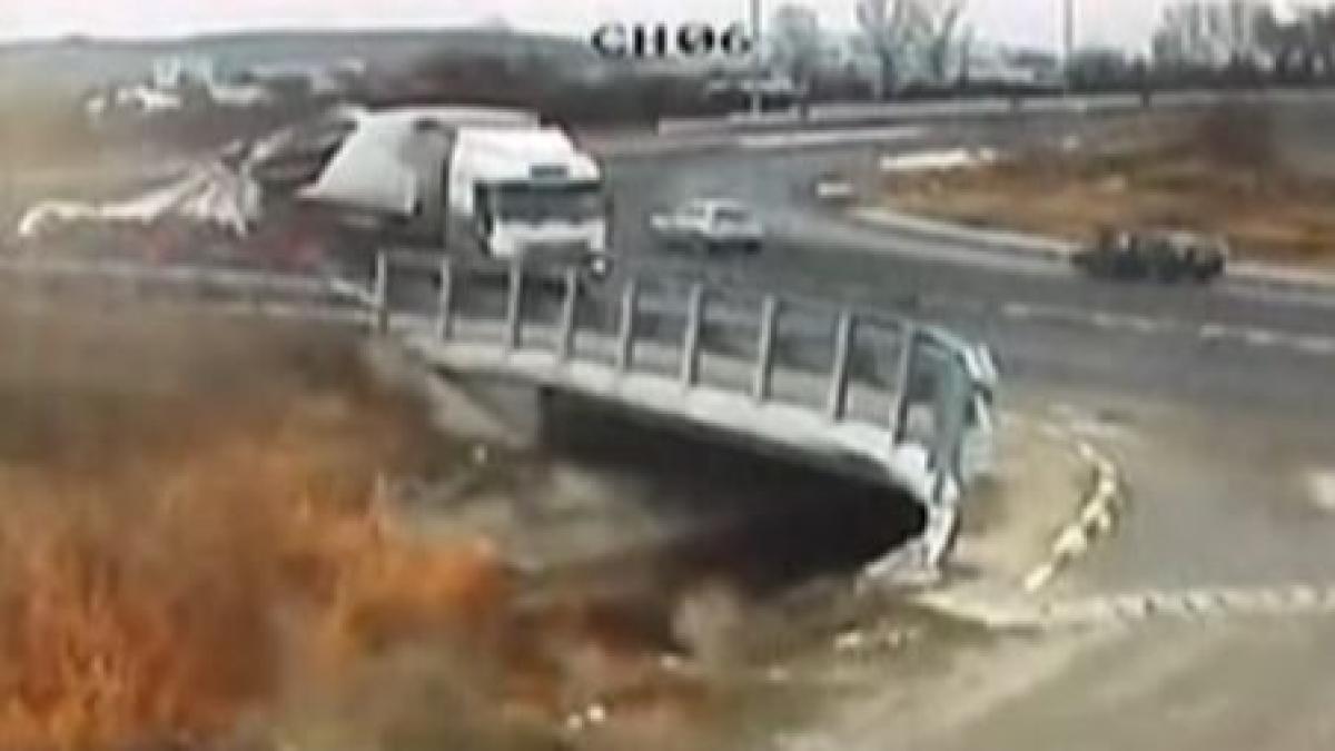 mosul vine cu tirul tone de portocale imprastiate in sant dupa rasturnarea unei remorci