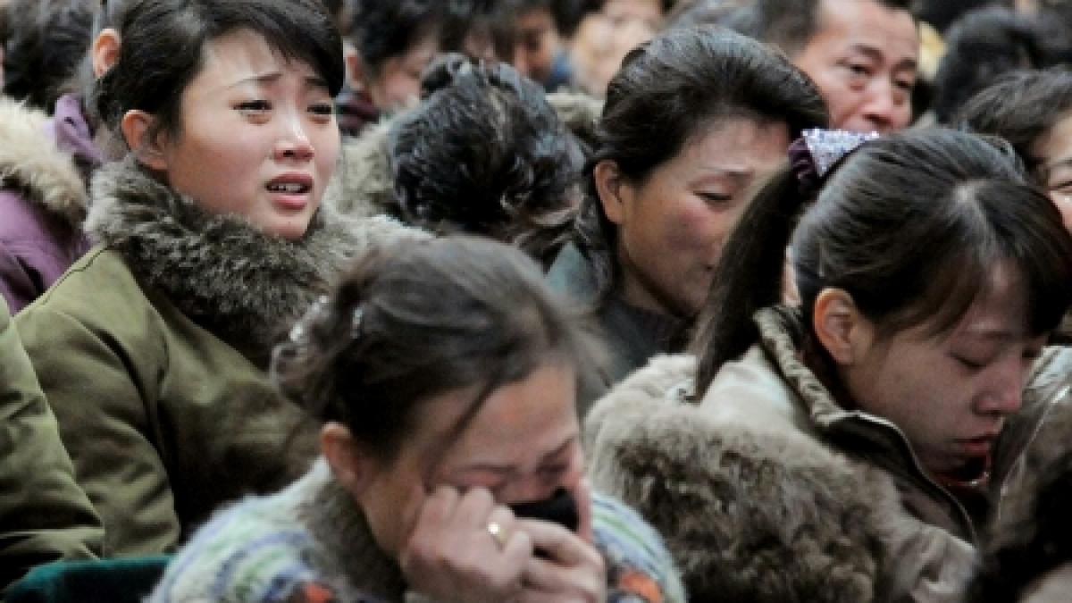 nord coreenii fortati sa l boceasca pe kim jong il de trei ori pe zi asa isi arata loialitatea