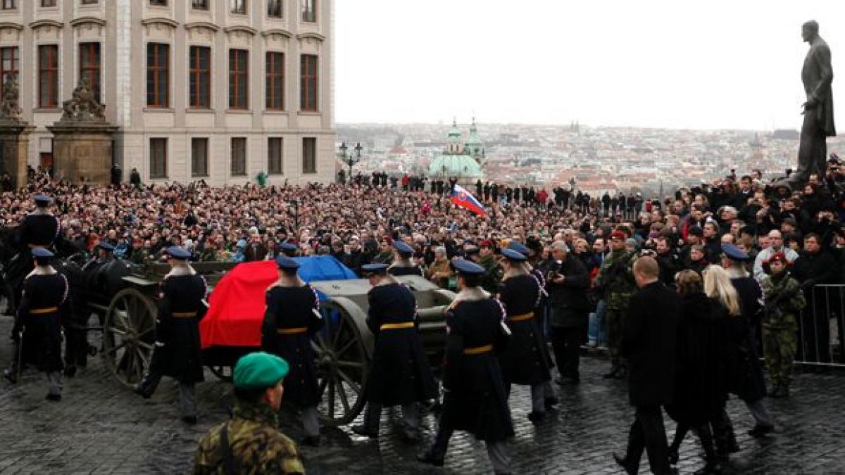 procesiune impresionanta in praga mii de oameni si au luat adio de la vaclav havel