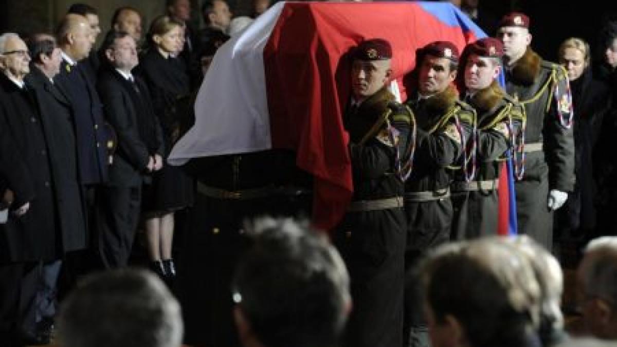 vaclav havel condus pe ultimul drum zeci de mii de cehi i au adus un ultim omagiu fostului