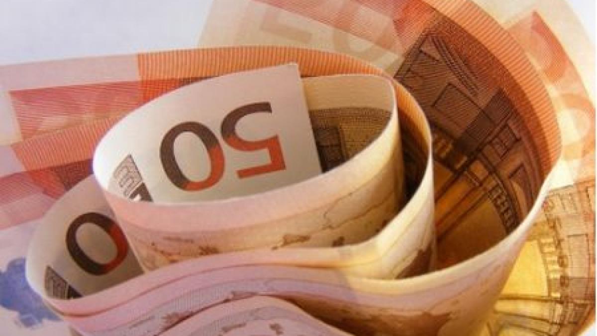 de zece ani in portofelele europenilor euro isi serbeaza aniversarea intr un climat de criza