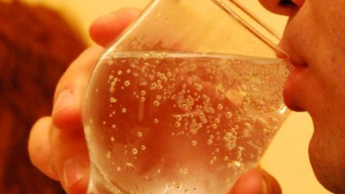 directia de sanatate publica va retrage aproape o mie de litri de apa minerala dintr un magazin din