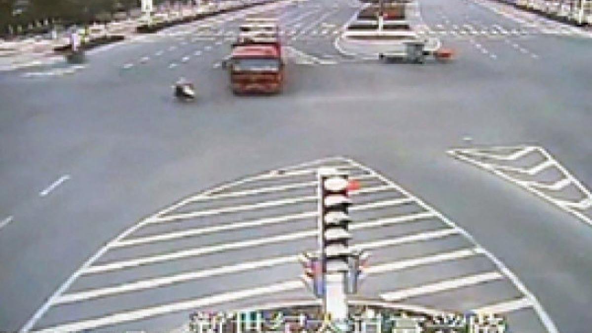 imagini incredibile a fost lovita in plin de un tir dar a scapat cu viata nici in filme nu vezi asta