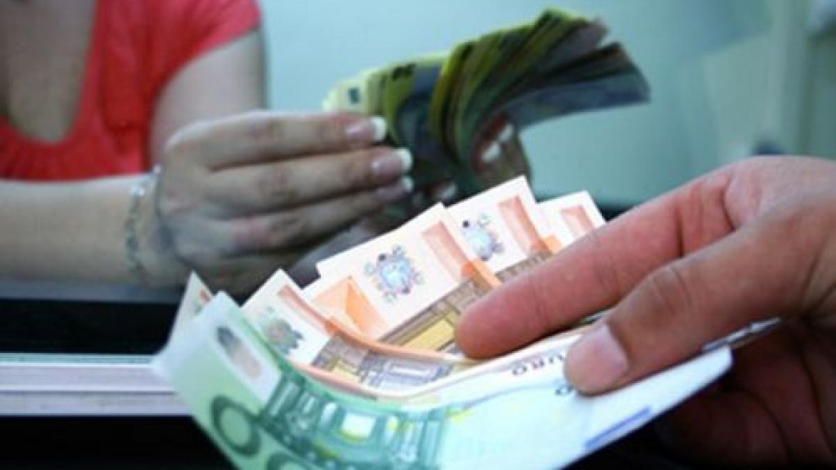 leul e n sarbatoare la final de an cursul a coborat sub 4 29 pentru un euro