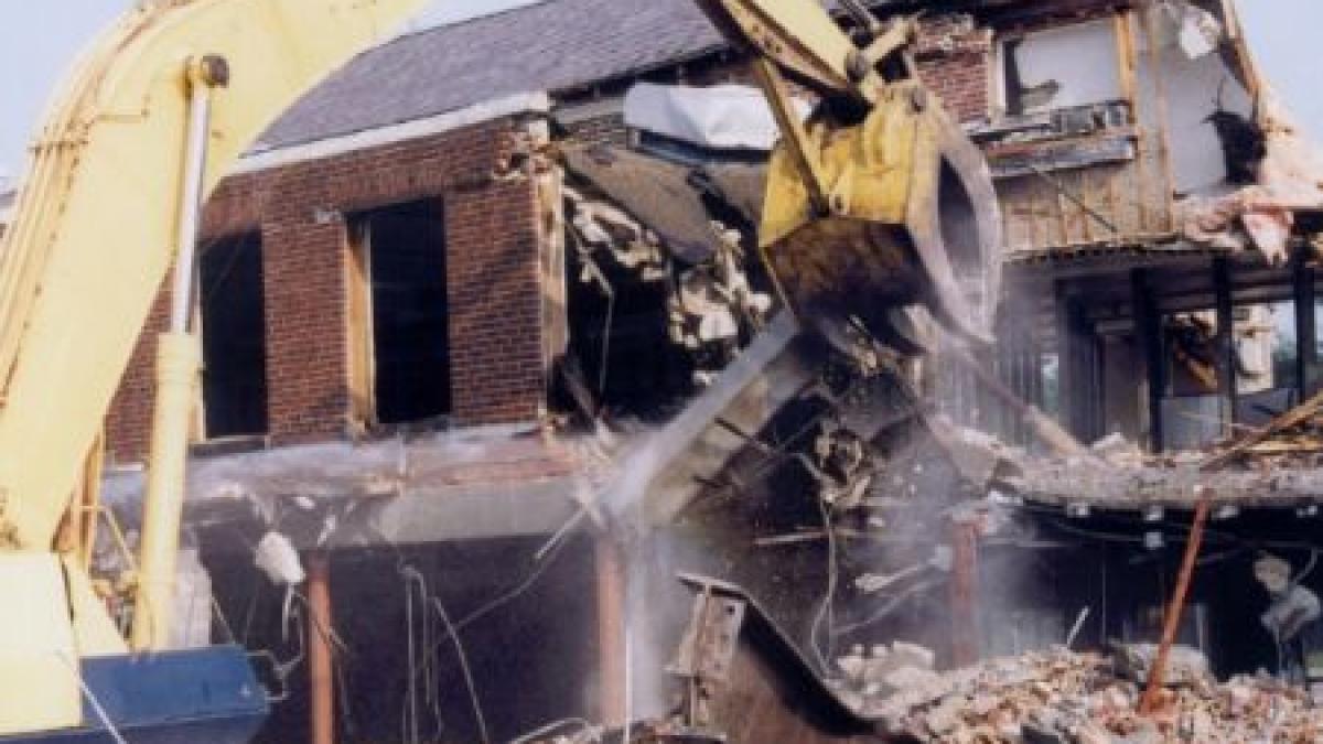 mai multi barbati au amenintat ca se vor arunca de pe un hotel din mamaia care urmeaza sa fie