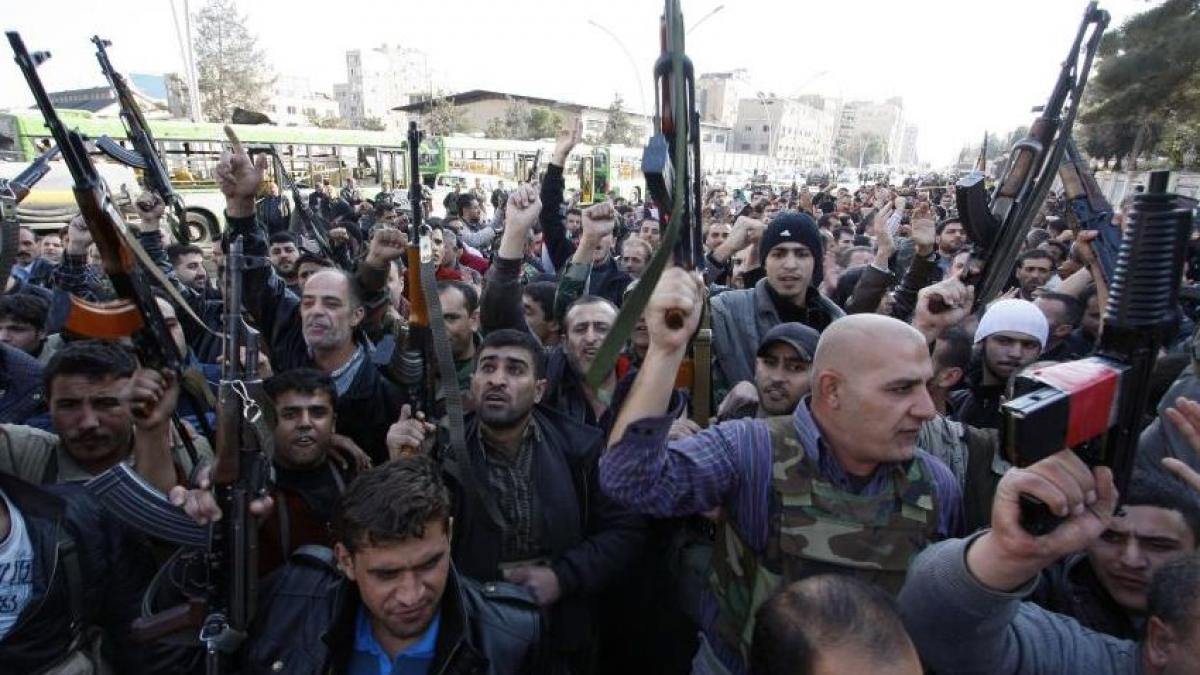 manifestantii pentru democratie din siria atacati cu tunuri si mitraliere 37 de oameni au murit