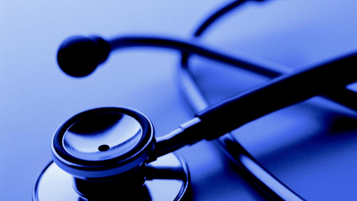 zeci de parinti si copii au asteptat cateva ore la usa medicului pediatru doctorul isi lua pauze de