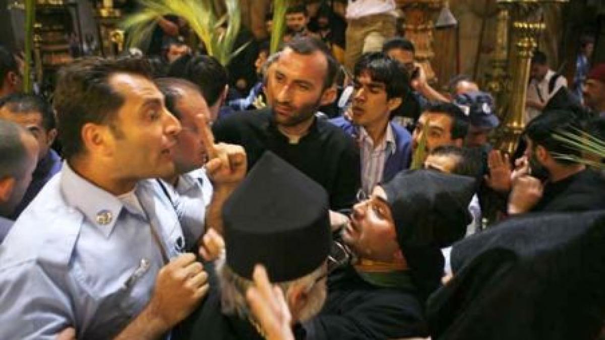 bataie crunta intre preotii armeni si ortodocsi in biserica nasterii domnului din bethleem