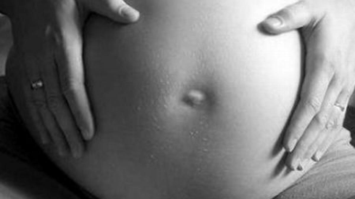 fata de 13 ani insarcinata in opt luni a nascut tatal copilului este un barbat de 63 de ani