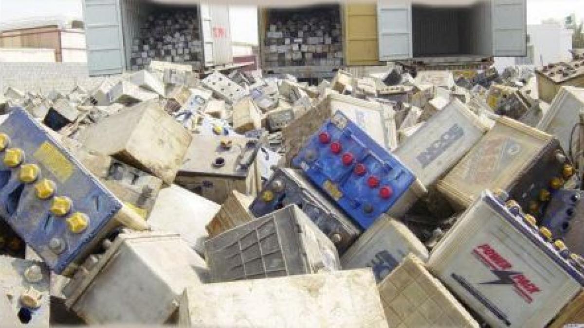 doi romani cercetati in italia pentru ca transportau 1 000 de baterii uzate din care curgea acid