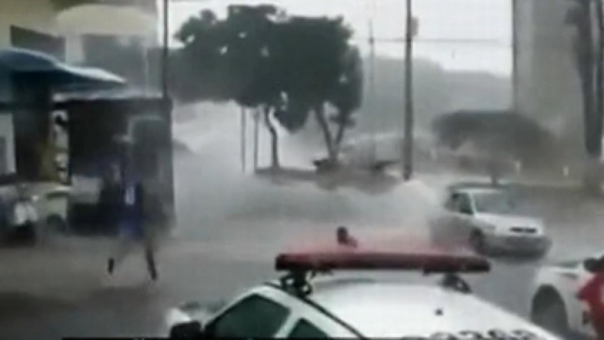 imagini incredibile din brazilia o femeie a fost luata pe sus de ape si purtata printre masini intr