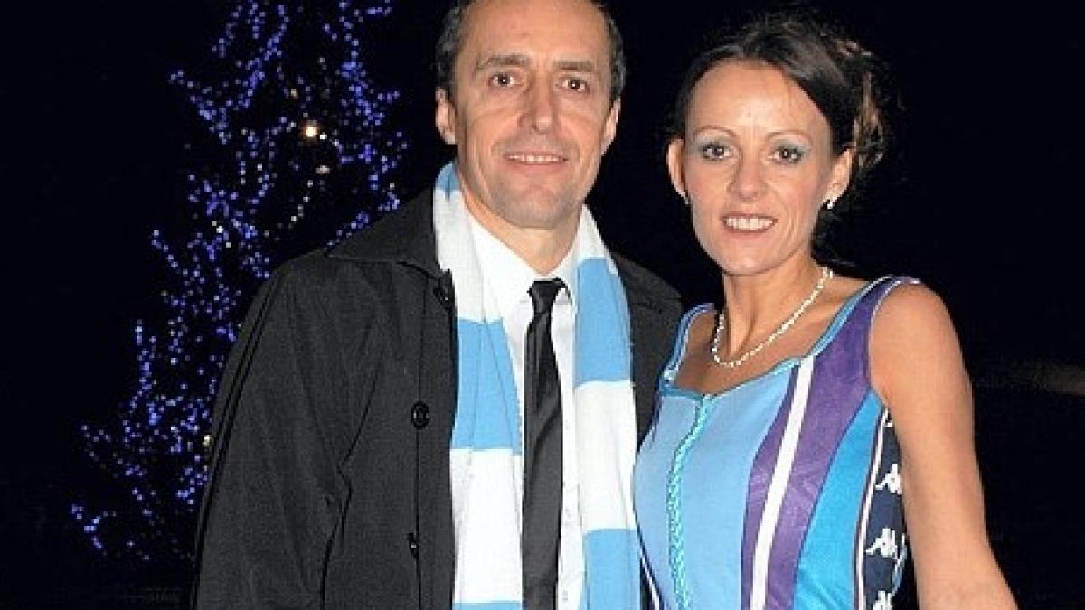 la asta nu te ai fi asteptat o mireasa si a facut rochia din tricourile celor de la manchester city