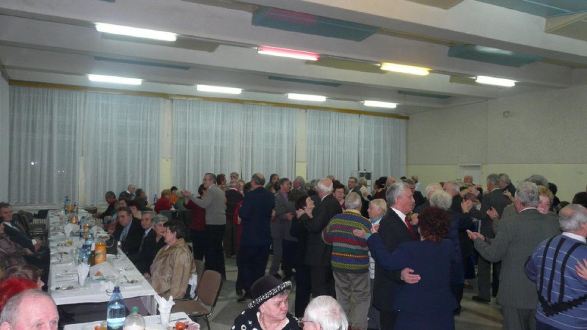 sute de bunici si bunicute au petrecut ca pe vremuri la revelionul pensionarilor din resita