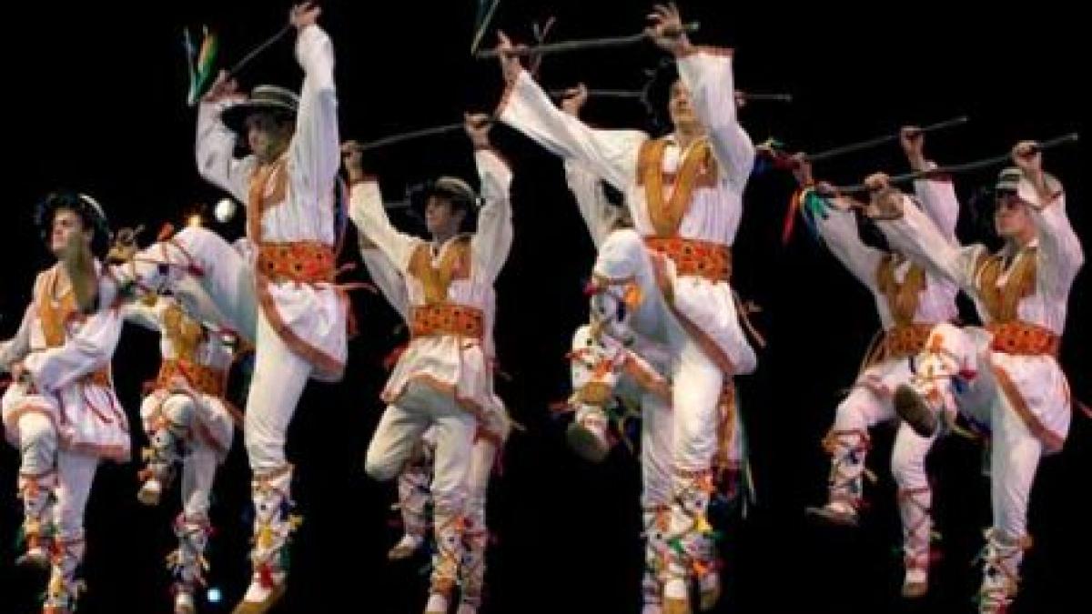 dansul este sufletul petrecerii iar romanii stiu sa petreaca pana in zori de zi